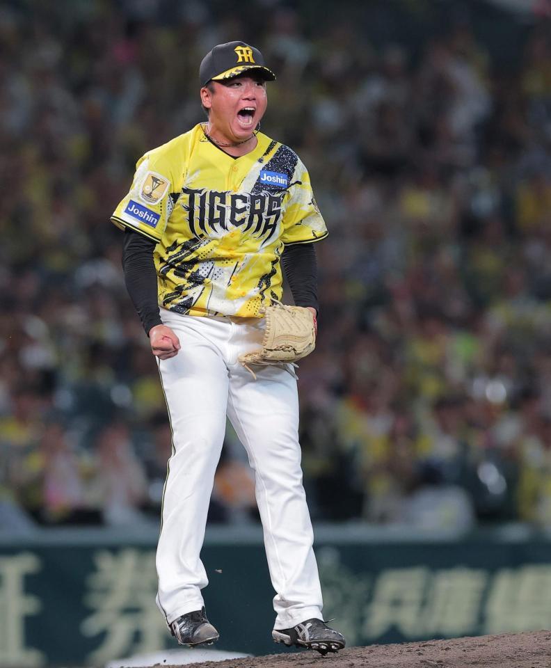 完封勝利を挙げ、喜びを爆発させる村上（撮影・西田忠信）