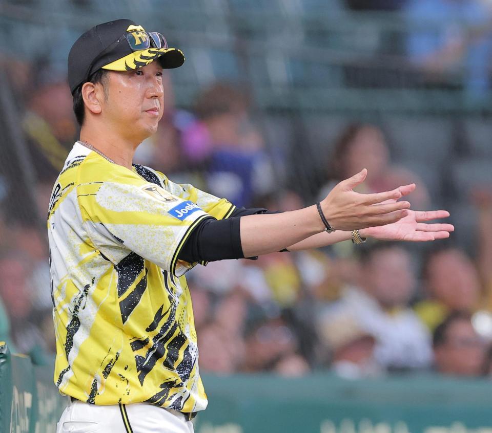 ４回、元山の一塁判定にリクエストする藤川監督（撮影・西田忠信）