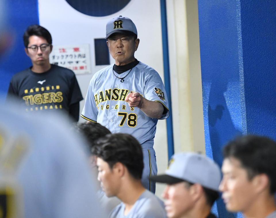 試合後、選手にカツを入れる平田２軍監督（撮影・佐藤厚）