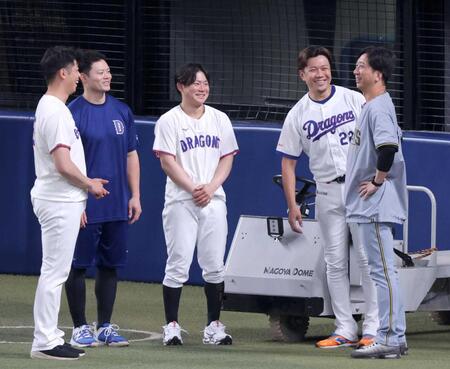 　大野（右から２人目）ら球宴に出場する中日ナインにあいさつされ笑顔を見せる藤川監督＝１４日
