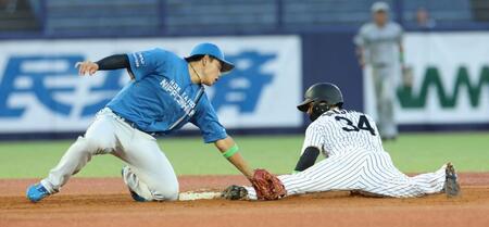 ３回、二盗を決める岡城（右）＝撮影・伊藤笙子