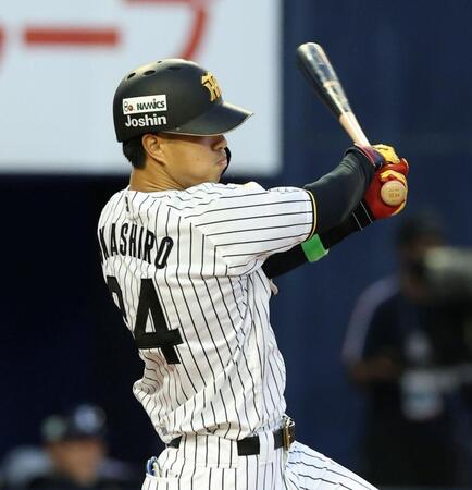 ３回、中前打を放つ岡城（撮影・伊藤笙子）