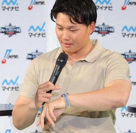 輝く腕時計を披露する森下（撮影・吉澤敬太）