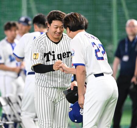 試合前に大野（右）とタッチを交わす大山