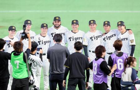 記念写真に納まる藤川監督（中央）ら阪神ナイン（撮影・山口登）