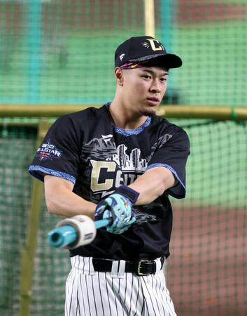 打撃練習に備える佐藤輝（撮影・山口登）