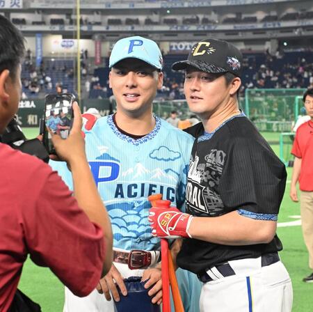 記念撮影をする村林と牧（撮影・堀内翔）