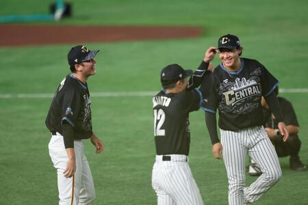 坂本勇人（左）坂本誠志郎（中央）と笑顔の大山