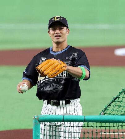 ＨＲダービーで打撃投手を務める坂本（撮影・山口登）