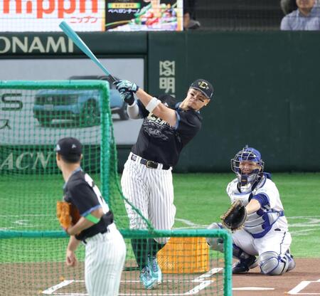 ホームランダービーで本塁打を放つ佐藤輝（撮影・西岡正）