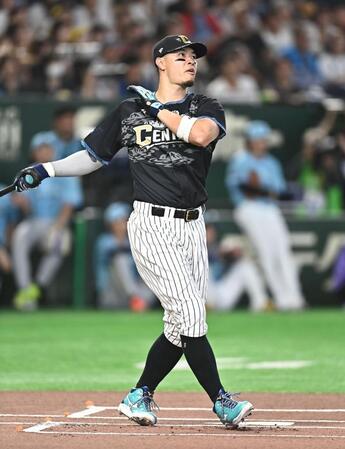 ホームラン競争で快音を連発する佐藤輝（撮影・開出牧）