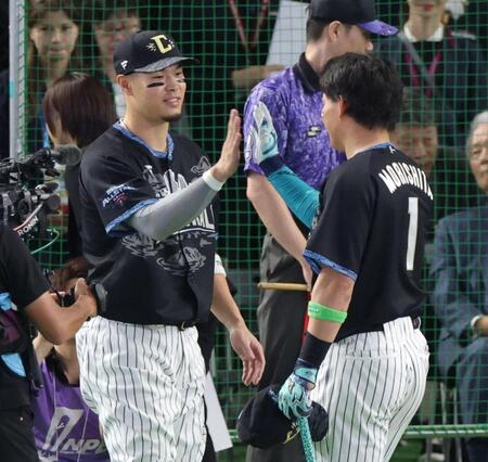 ＨＲダービー準決勝で勝利し、森下（右）とタッチを交わす佐藤輝（撮影・西岡正）