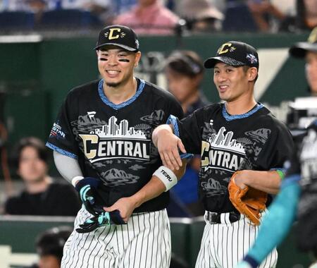 ホームラン競争で打撃投手を務めた坂本（右）と談笑する佐藤輝（撮影・堀内翔）