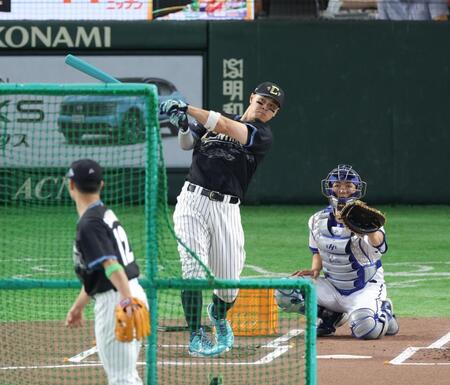 森下とのＨＲダービー準決勝で本塁打を放つ佐藤輝（撮影・西岡正）