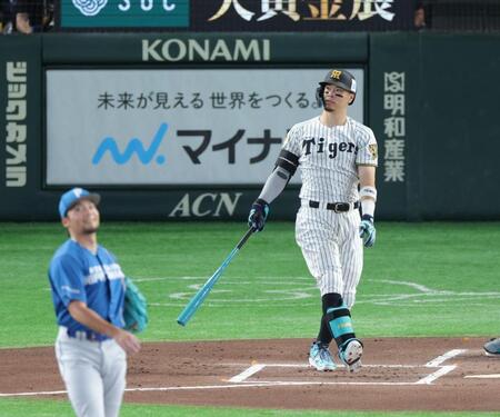１回、先制ソロを放つ佐藤輝（撮影・西岡正）