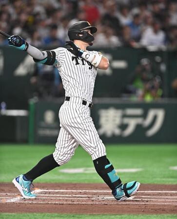 １回、先制の右越えソロを放つ佐藤輝（撮影・開出牧）