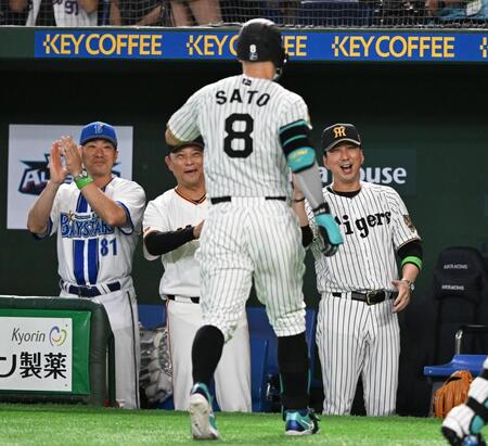 １回、ソロを放った佐藤輝（８番）を迎える（右から）藤川監督、橋上監督代行、相川監督（撮影・堀内翔）