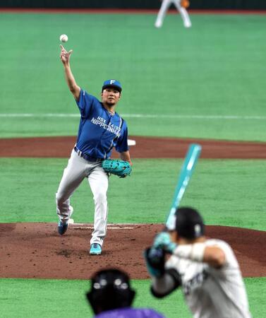 １回、伊藤は佐藤輝に５０キロのスローボールを投じる（撮影・山口登）