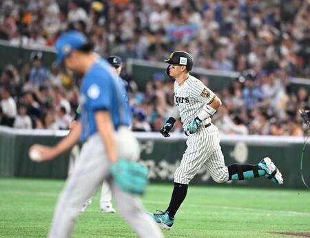 １回、ソロを放ち一塁を回る佐藤輝。手前左は伊藤（撮影・堀内翔）