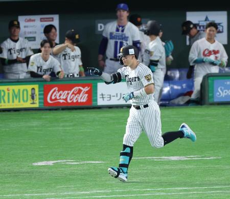 １回、先制ソロを放ち、笑顔で一塁へ向かう佐藤輝（撮影・西岡正）