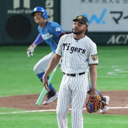 ７回、万波に適時打を浴びるドリス（撮影・西岡正）