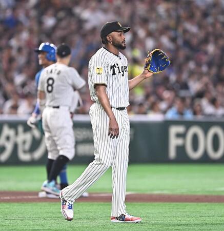 ７回全パ２死二塁、日本ハム・万波中正（後方左）に右越え適時三塁打を打たれた阪神・ドリス＝東京ドーム（撮影・開出牧）