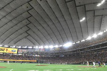８回、佐藤輝の打球が屋根に直撃した東京ドーム（撮影・堀内翔）