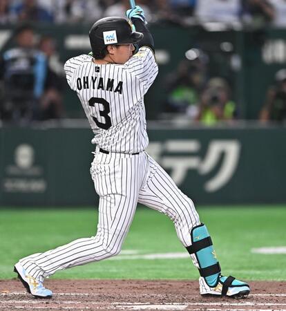 ８回、左越え２ランを放つ大山（撮影・開出牧）
