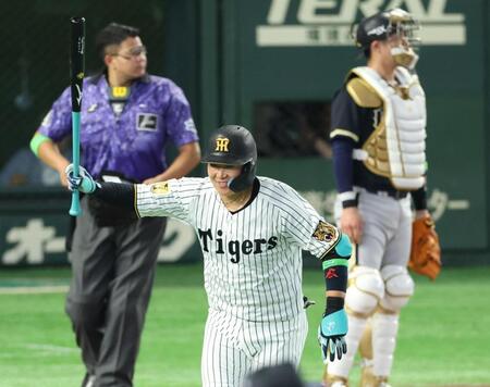 ８回、２ランを放ち喜ぶ大山（撮影・金田祐二）