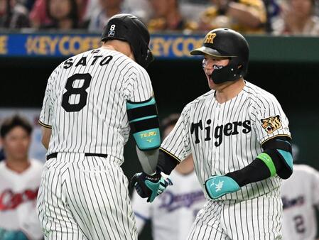 １回、ソロを放った佐藤輝（左）を迎える森下（撮影・堀内翔）