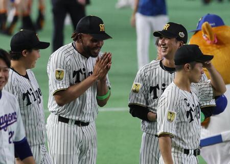 オールスター１戦目を終え、ドリスは笑顔で藤川監督と言葉をかわす（撮影・山口登）