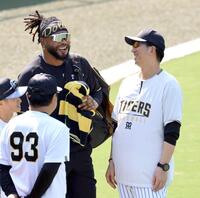 　談笑するドリス（左）と藤川監督＝２４日