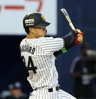 ３回、中前打を放つ岡城（撮影・伊藤笙子）