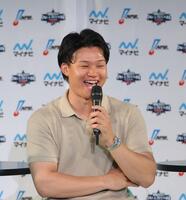 ホームラン競争で日本ハム・万波中正との対戦が決まり笑顔を見せる阪神・森下翔太＝東京都文京区のシアターＧロッソ（撮影・吉澤敬太）  