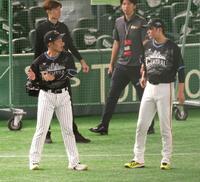 巨人・坂本（右）と打撃について話す阪神・坂本（撮影・西岡正）