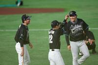 坂本勇人（左）坂本誠志郎（中央）と笑顔の大山