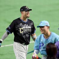 ＨＲダービーの１回戦を終え、笑顔を見せる佐藤輝（清宮幸）＝撮影・山口登