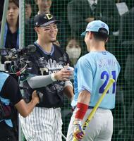 清宮幸（右）と健闘をたたえ合う佐藤輝（撮影・西岡正）