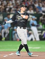 ホームラン競争で快音を連発する佐藤輝（撮影・開出牧）