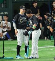 対決に勝利し森下を労う佐藤輝（撮影・金田祐二）