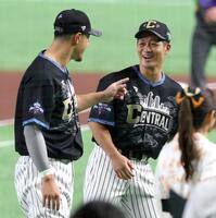 ＨＲダービーで打撃投手を務めた坂本（右）は佐藤輝から声をかけられる（撮影・山口登）