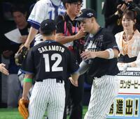 投手を務めた坂本誠（左）をねぎらう佐藤輝（撮影・西岡正）