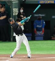 １回戦で万波に勝利した森下。右奥は新庄監督（撮影・金田祐二）