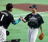 ＨＲダービー１回戦を終えた森下（左）とタッチする坂本（撮影・山口登）