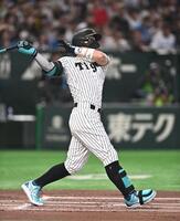 １回、先制の右越えソロを放つ佐藤輝（撮影・開出牧）