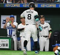 １回、ソロを放った佐藤輝（８番）を迎える（右から）藤川監督、橋上監督代行、相川監督（撮影・堀内翔）