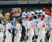 セレモニーで登場するドリス（撮影・西岡正）