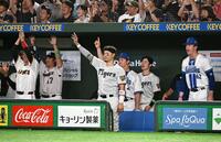 ８回、大山が２ランを放ちベンチで喜ぶ佐藤輝（中央）＝撮影・堀内翔