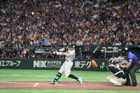 佐藤輝の打球が東京ドームの屋根に当たる（撮影・堀内翔）