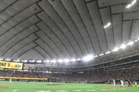 ８回、佐藤輝の打球が屋根に直撃した東京ドーム（撮影・堀内翔）